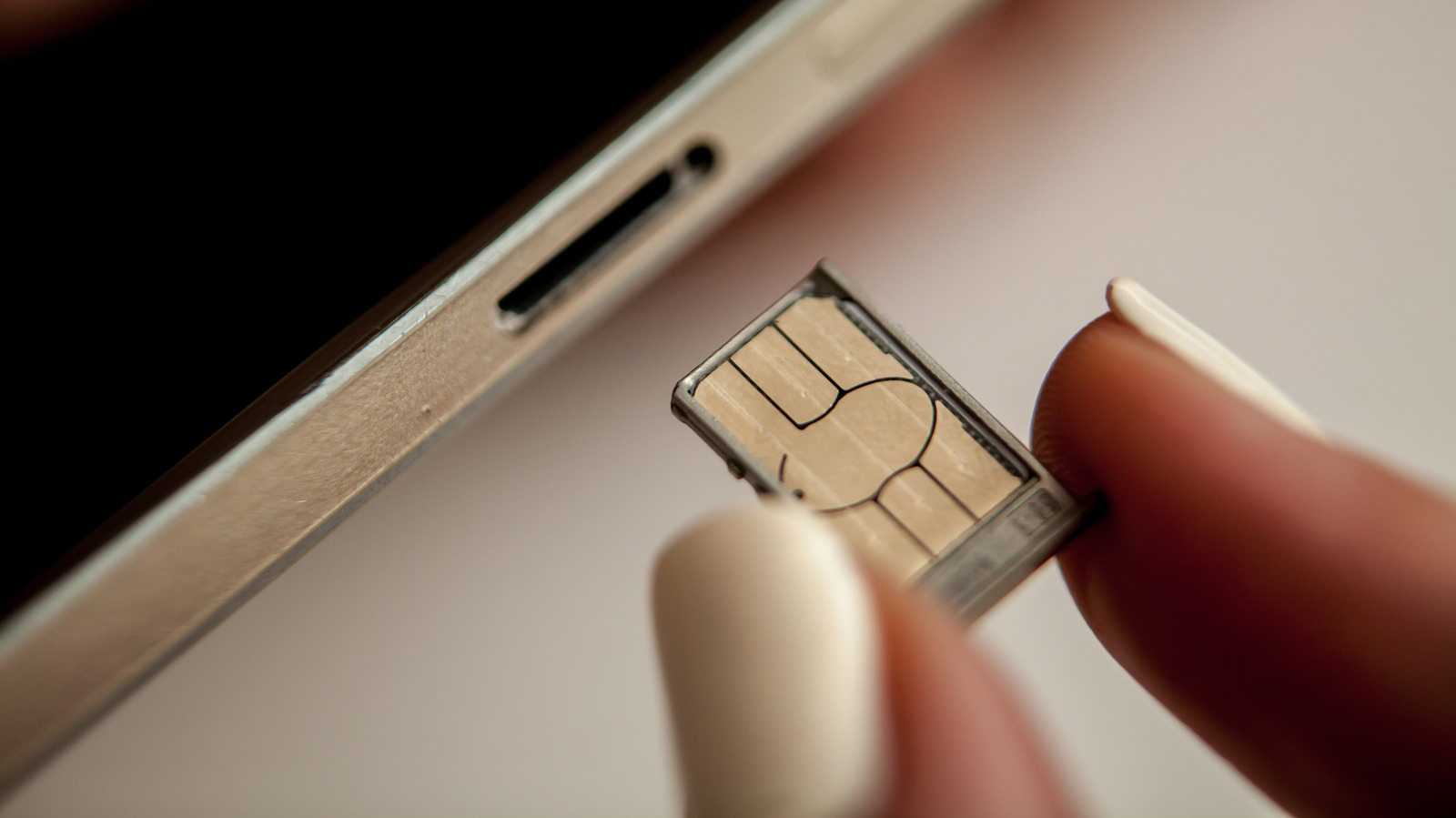 How To Open The SIM Card Slot On Your Android Phone Without The Eje 