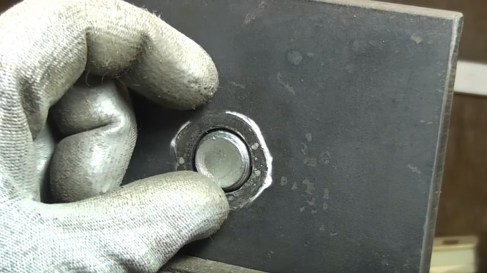 How To Remove A Broken Bolt (With And Without Drilling)