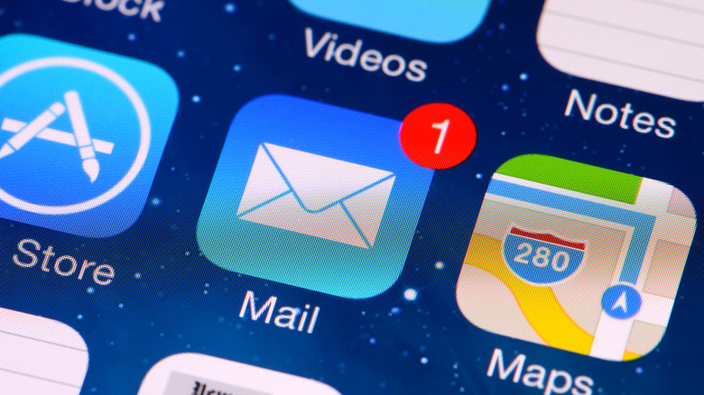 Apple Mail app with notification