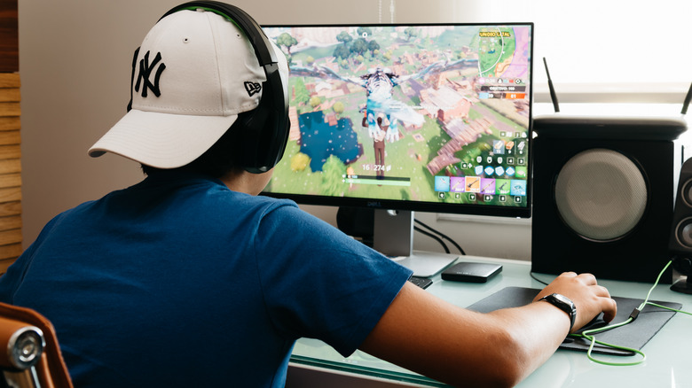 person with NY Yankees hat playing Fortnite on PC