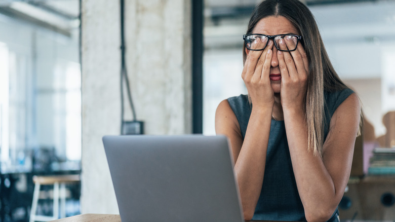 woman frustrated in front a laptop