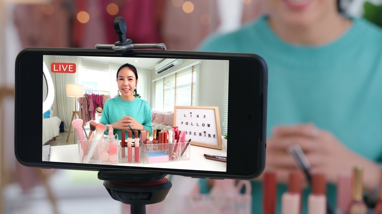 smartphone tripod recording live video