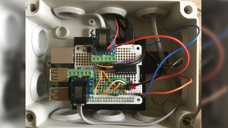 Raspberry Pi weather station in box