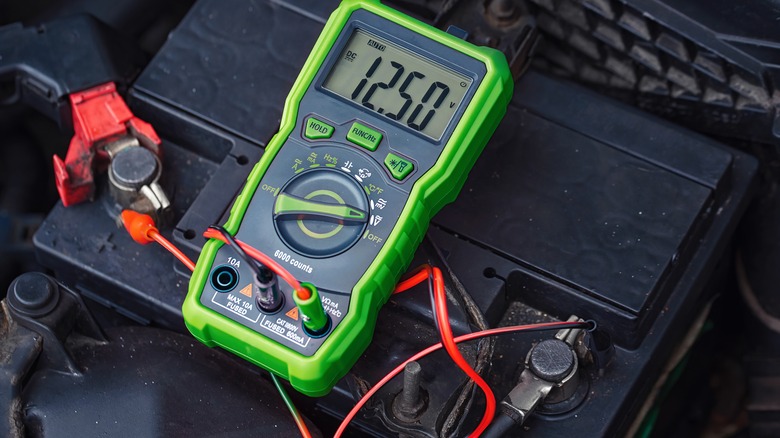 testing car battery with multimeter