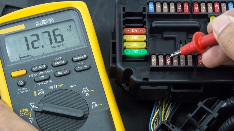 testing automotive fuses with multimeter