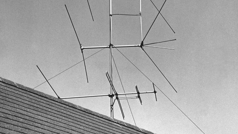 roof-mounted TV antenna