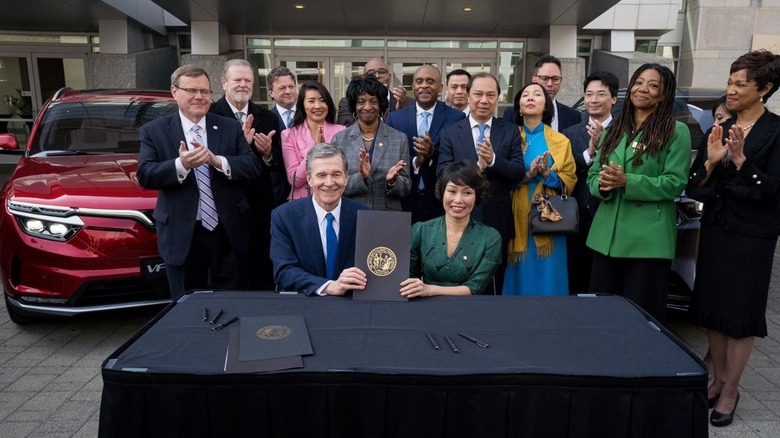 Governor Roy Cooper and Vingroup Vice Chair - VinFast Global CEO Le Thi Thu Thuy sign the MOU on the establishment of VinFasts first North American manufacturing plant in North Carolina