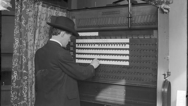 lever voting machine from 1905