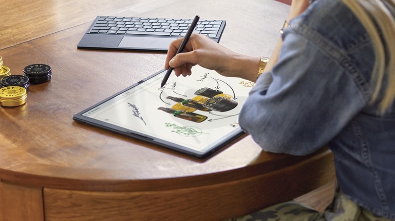 Person using the HP Foldable PC using a stylus.