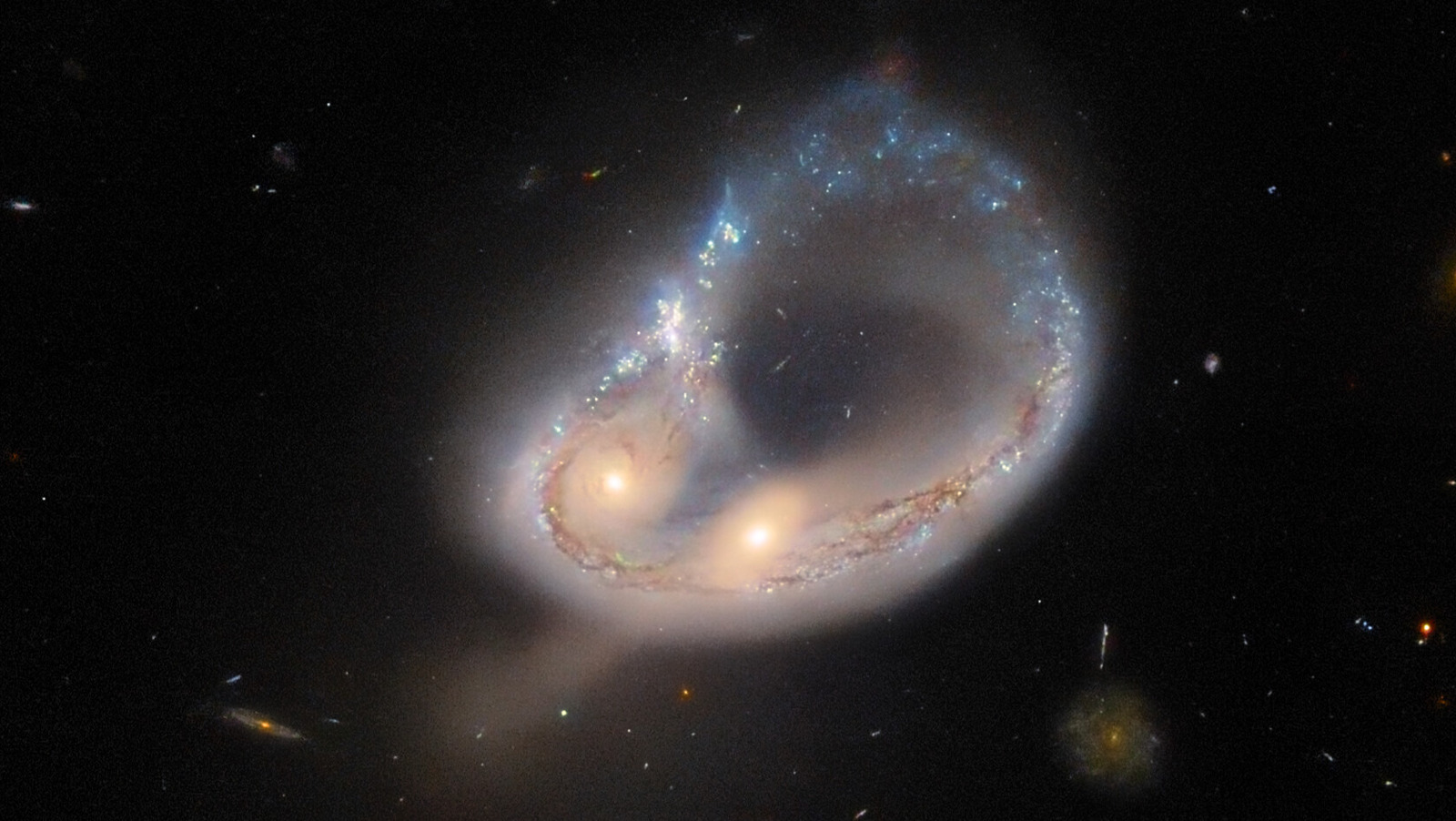 Hubble Snaps Stunning Pictures Of Colliding Galaxies – SlashGear