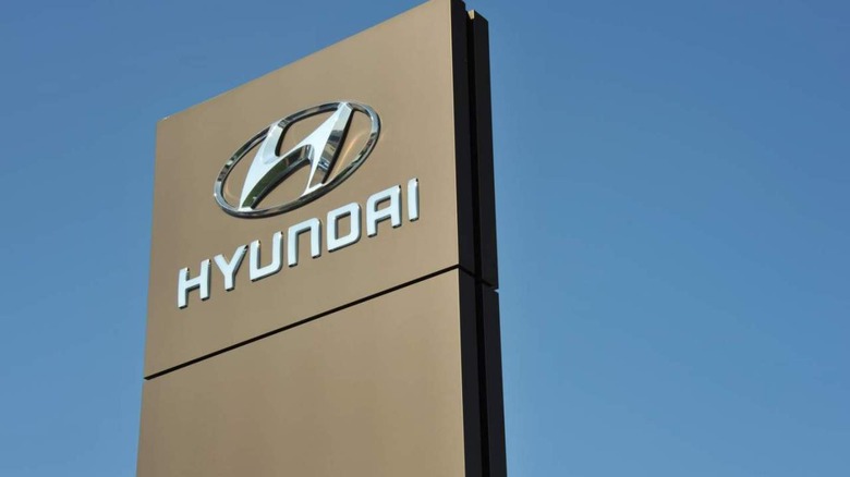 Hyundai dealer sign 