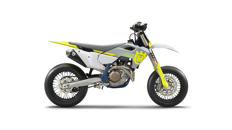 husqvarna fs 450 on white background