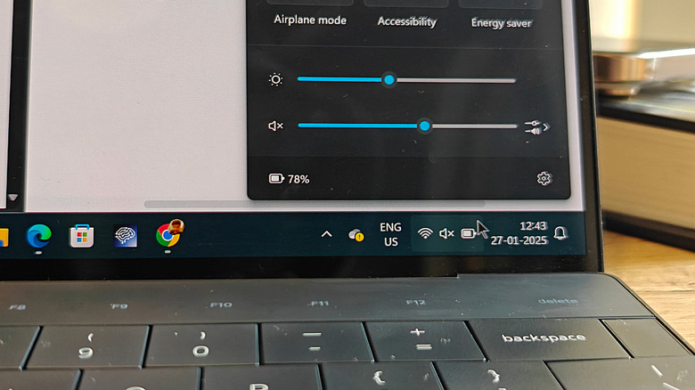 Checking the battery level and brightness intensity on the Dell XPS 13.