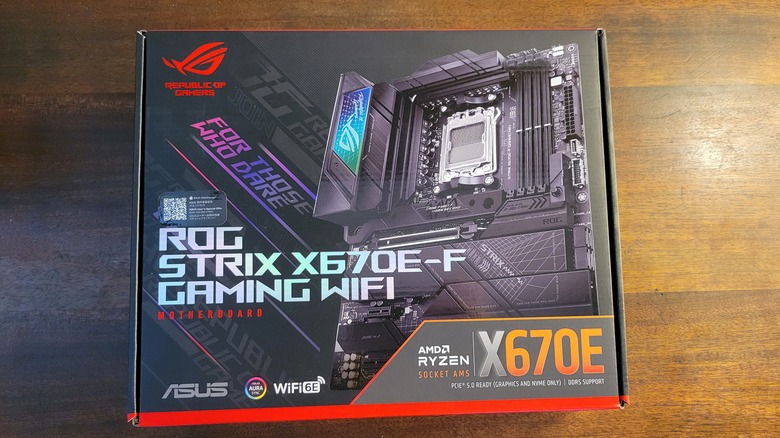 ROG STRIX X670E motherboard box