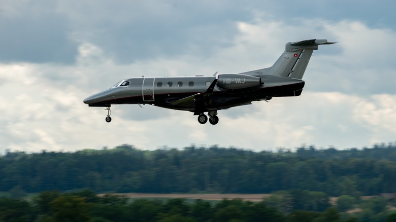 Phenom 300E coming in to land