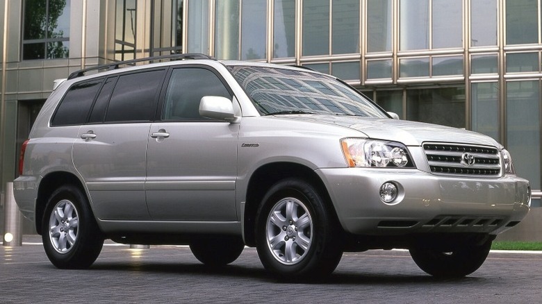 2001 Toyota Highlander parked in front of a building