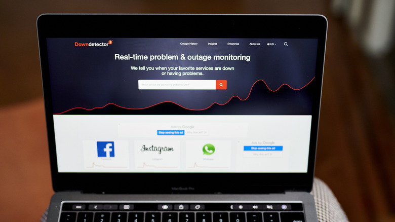 Downdetector website on laptop