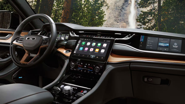 Jeep Grand Cherokee Summit interior