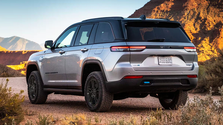 2024 Jeep Grand Cherokee parked