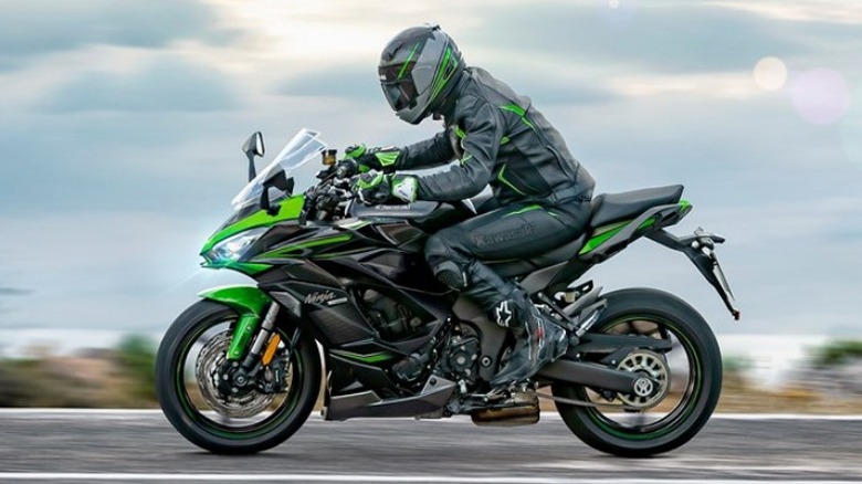 Ninja 1000 SX side view driving