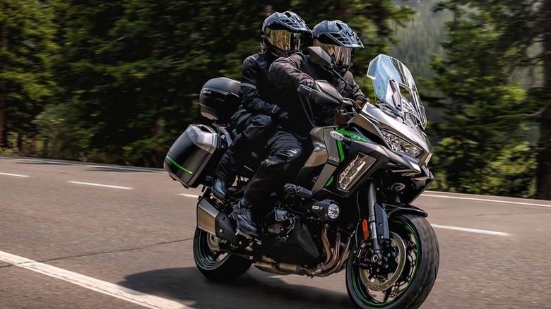 Two riders race down a mountain road aboard the 2025 VERSYS 1100 SE