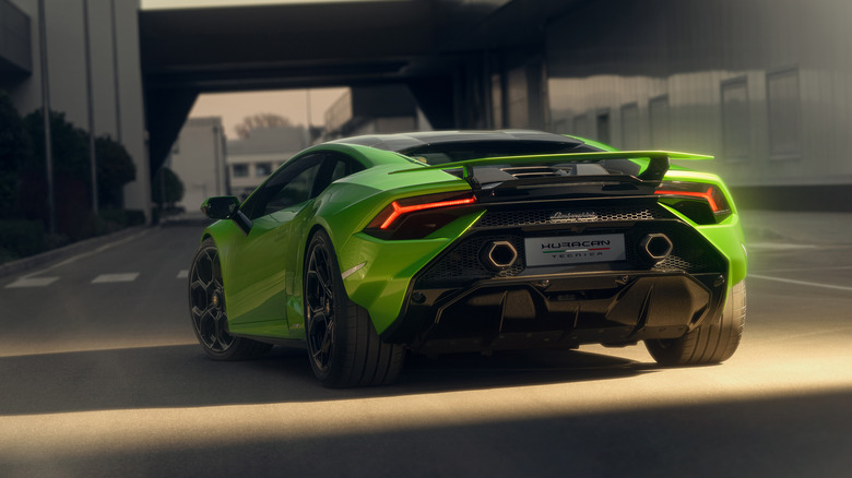 Lamborghini Huracan Tecnica rear 3/4 view