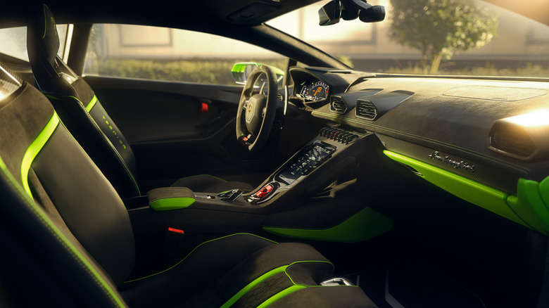 Lamborghini Huracan Tecnica interior