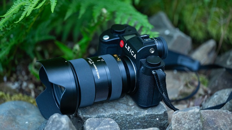 Leica SL3 on rocks