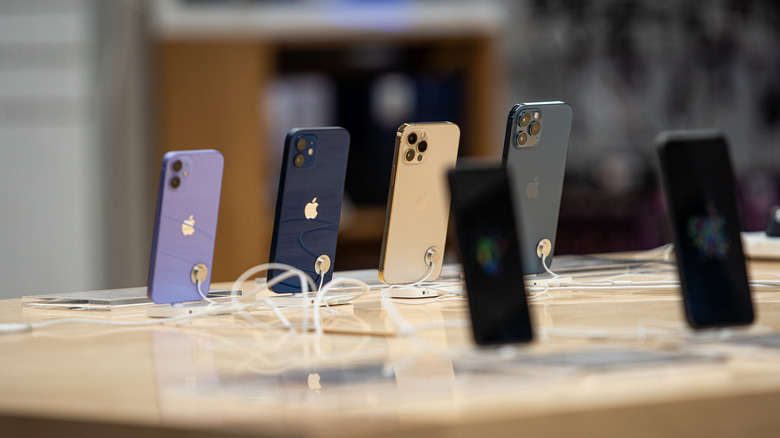 iPhones in Apple Store