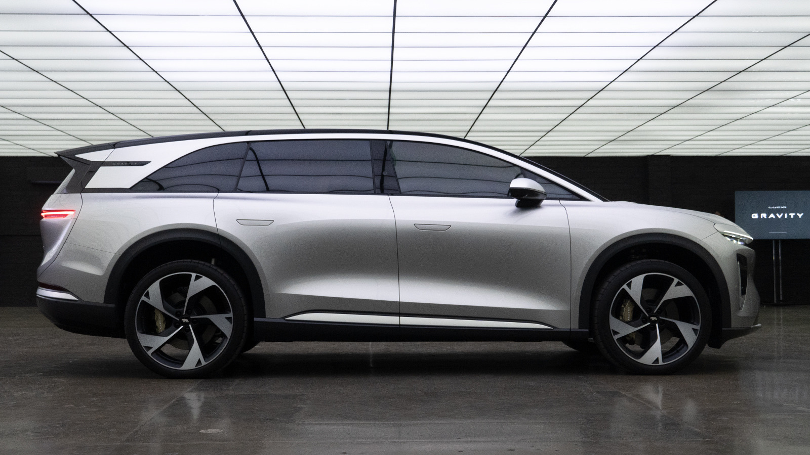https://www.slashgear.com/img/gallery/lucid-gravity-first-look-this-electric-3-row-suv-is-better-than-we-expected/l-intro-1700146818.jpg
