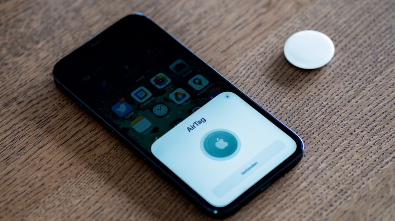 Apple Airtag connected to device