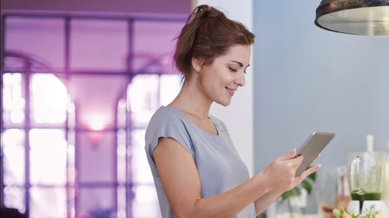 woman using Sengled smart bulbs