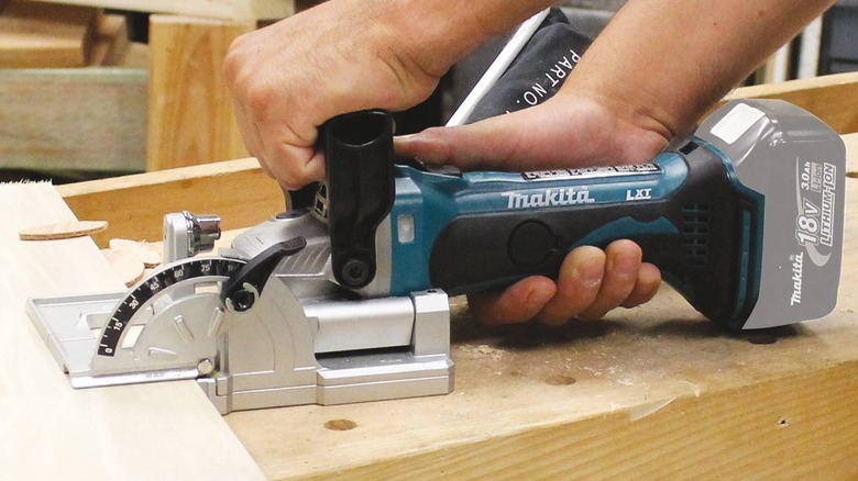 Two hands cutting with Makita plate joiner