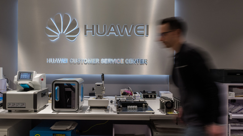 Technician in Huawei store