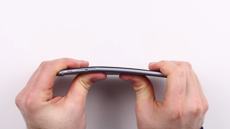 YouTuber bends iPhone 6 Plus