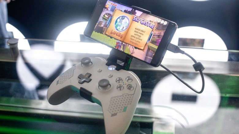 xbox controller with phone mount