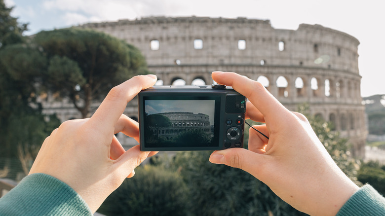 Using compact camera to photograph Colosseum