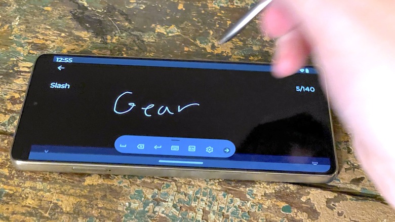 writing "SlashGear" with the Moto G stylus