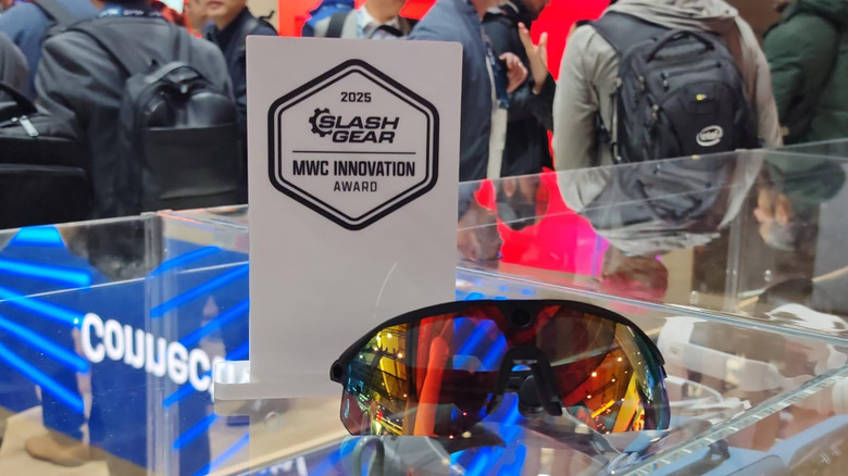 SlashGear MWC Innovation Award bestowed on Ranger Smart Glasses