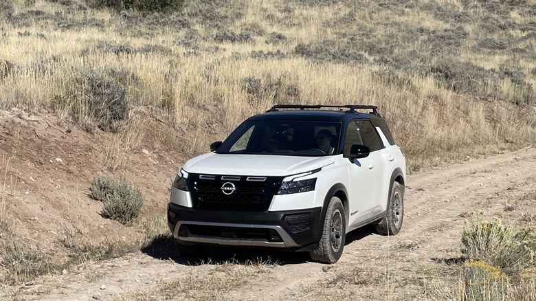 Nissan Pathfinder Rock Creek on trail