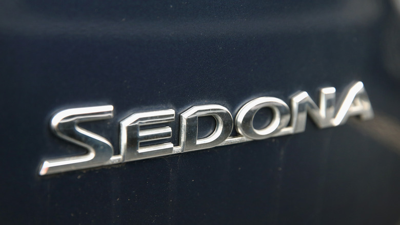 Kia Sedona name on vehicle body