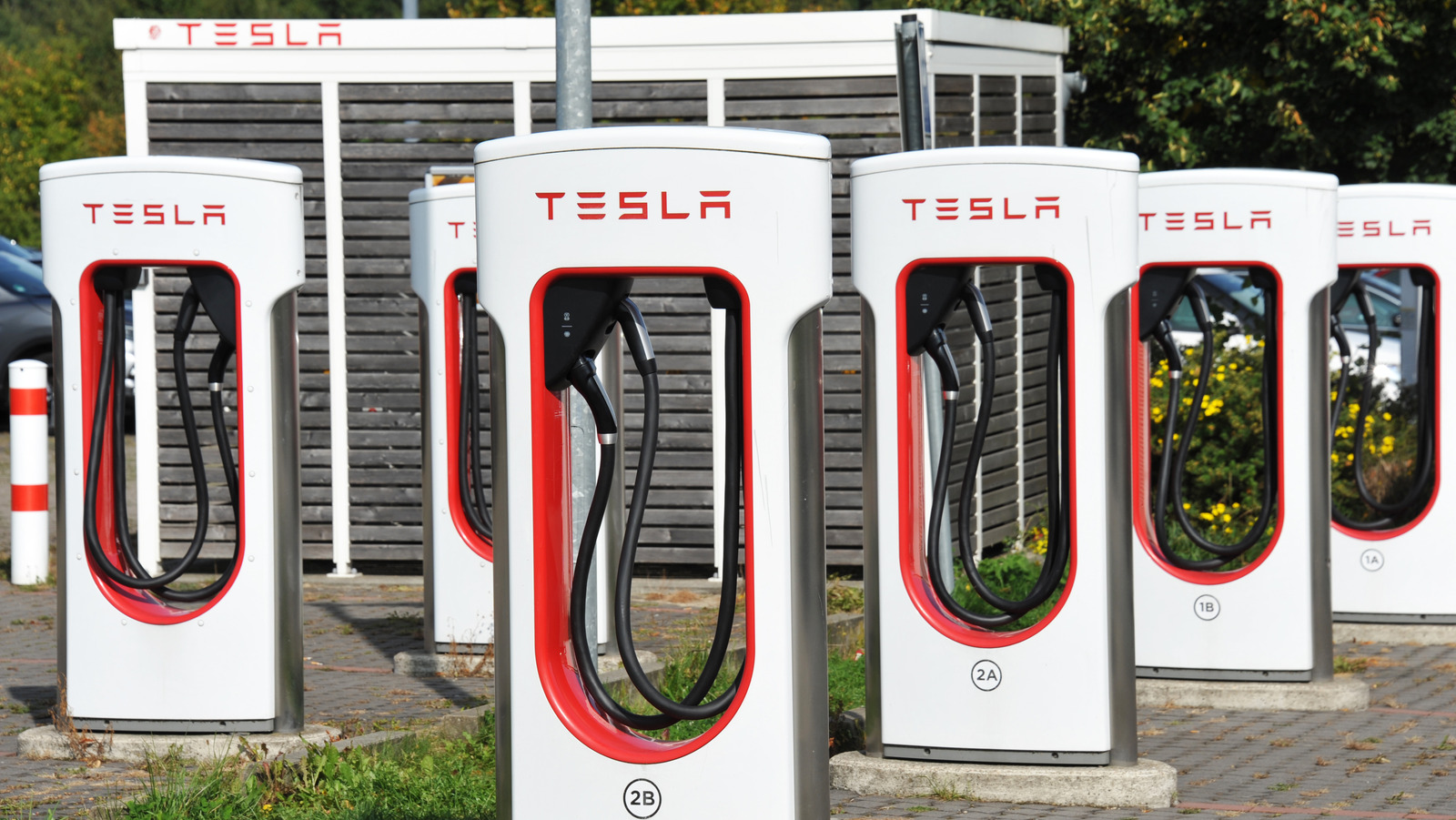 Acesso a superalimentadores não Tesla se expande para carros elétricos ainda mais rivais