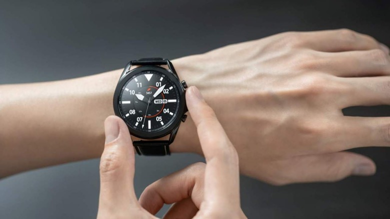 OnePlus watch on wrist 