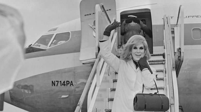 Dusty Springfield waves from airplane steps