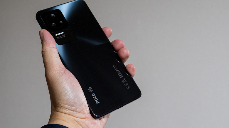 POCO F4 phone hand