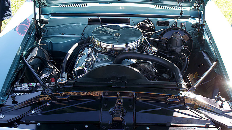 Pontiac 400 engine bay in Firebird