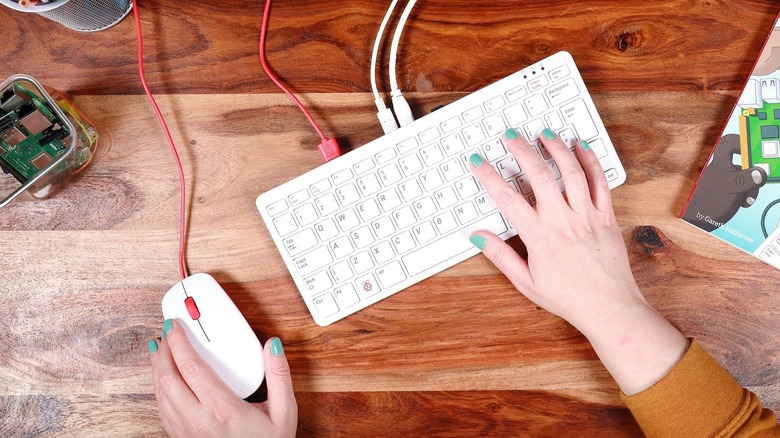 Hands using a Raspberry Pi 400 connected to a mouse