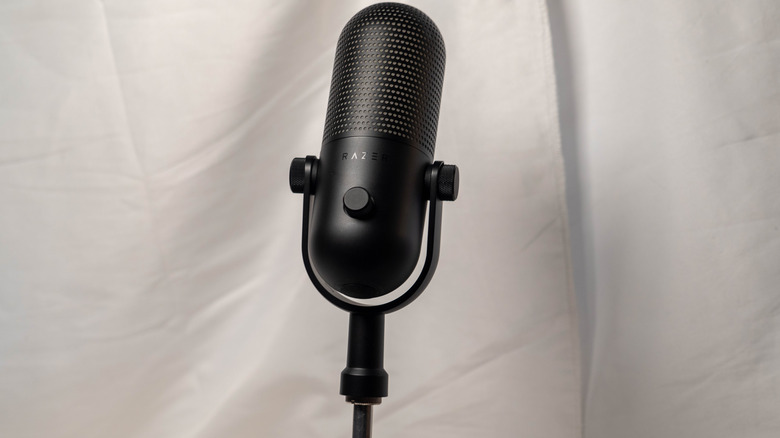 Razer Seiren V3 Microphone on aftermarket stand