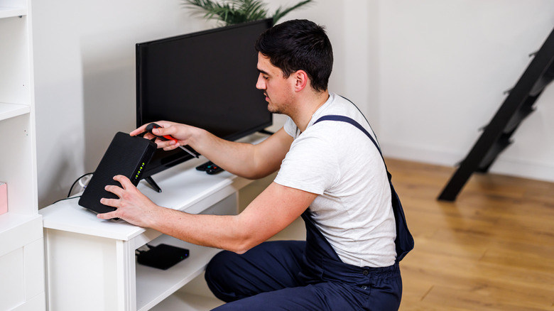 man fixing router