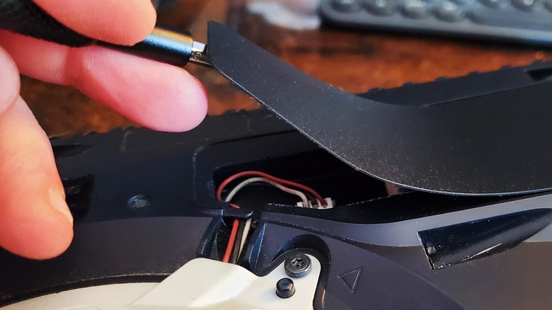 lifting ps5 fan cable cover